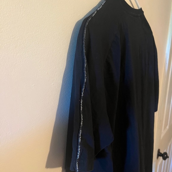 Large Calvin Klein Tee - Picture 3 of 3